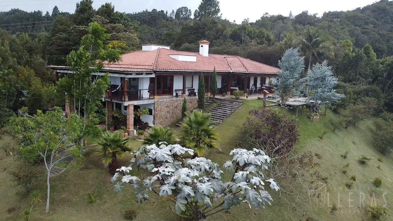 Sector Loma del Escobero, lujosa casa con grandes zonas verdes - Imagen 1