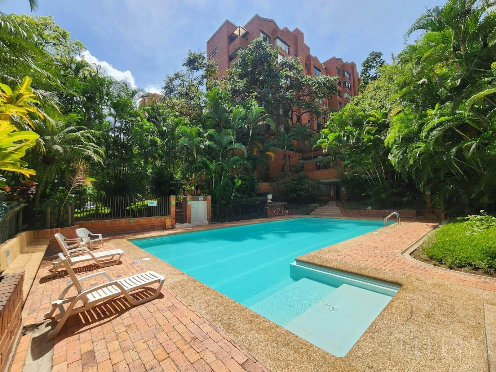 Sector Los Balsos, amplio y familiar apartamento cerca a centros comerciales - Imagen 1