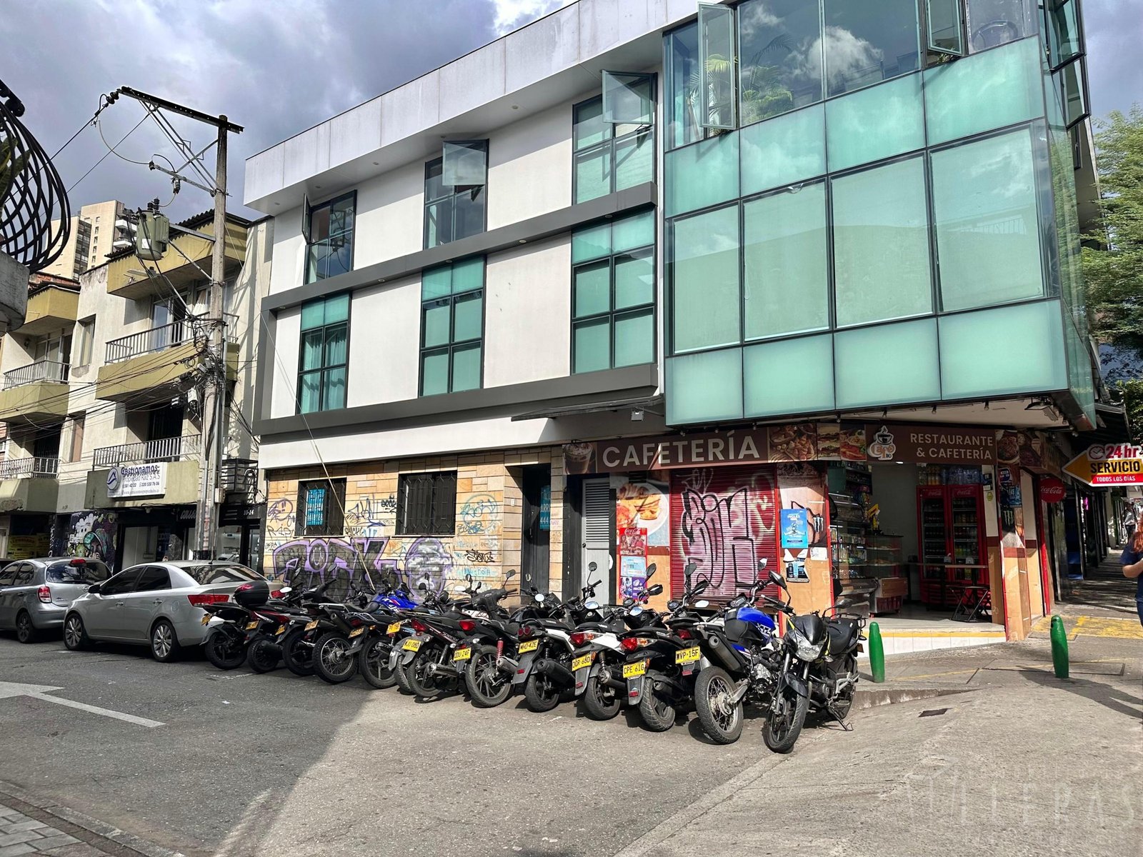 local en la av la 10 con el poblado - Imagen 1