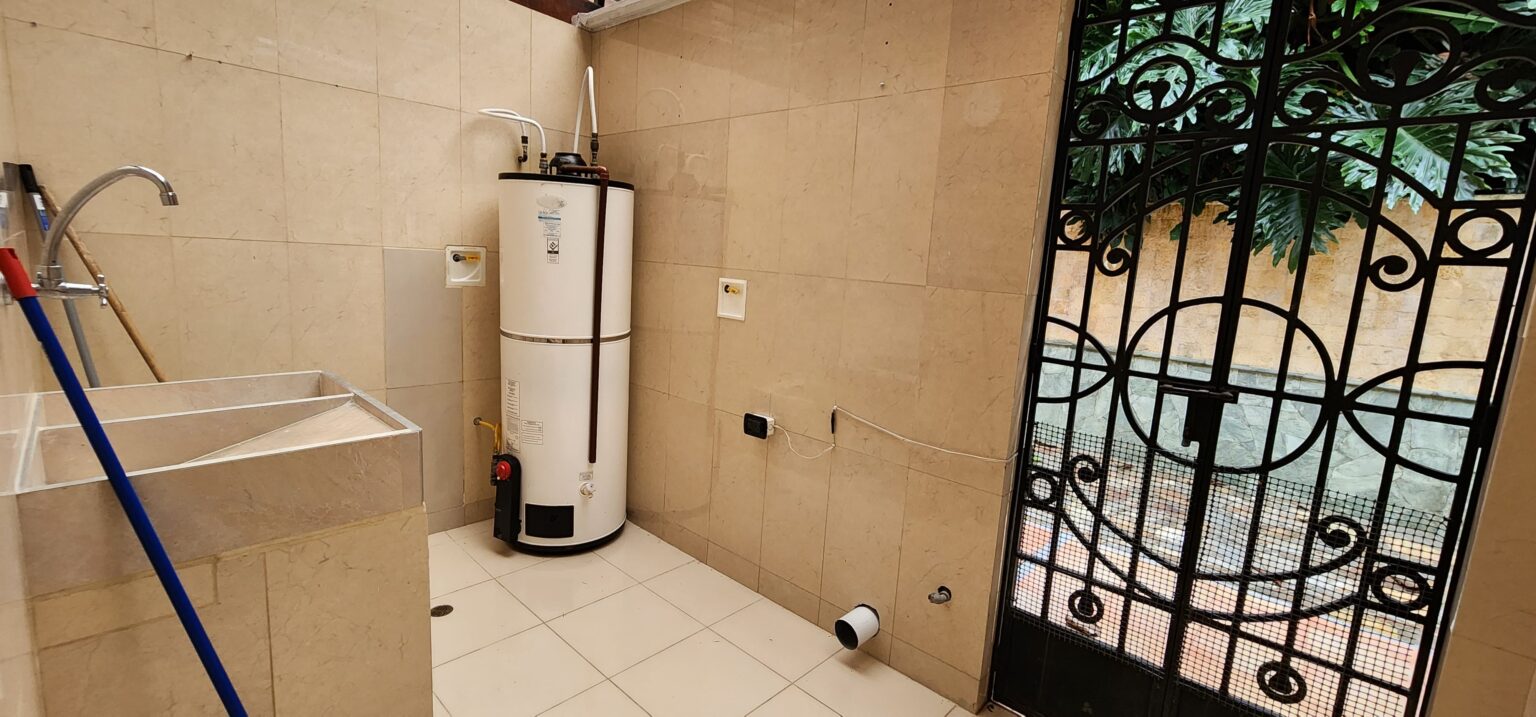 SE ARRIENDA AMPLIA CASA, POBLADO SAN LUCAS - Miniatura 15