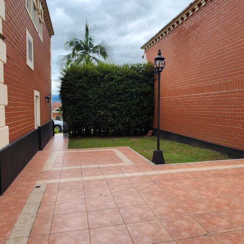 SE ARRIENDA AMPLIA CASA, POBLADO SAN LUCAS - Miniatura 12