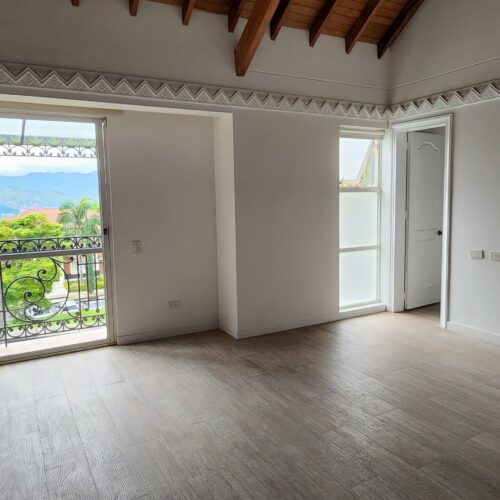 SE ARRIENDA AMPLIA CASA, POBLADO SAN LUCAS - Miniatura 2