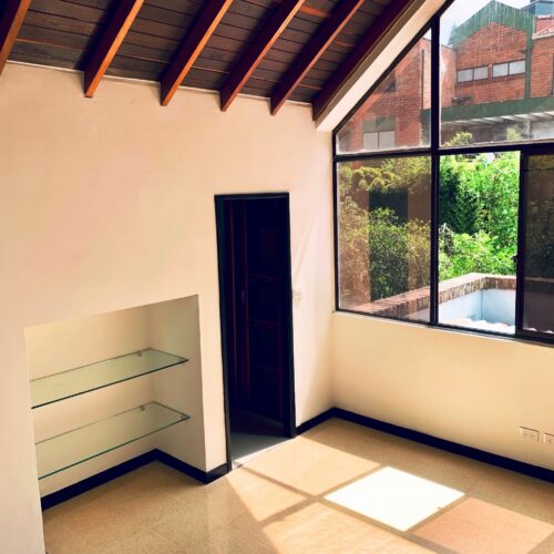 El Tesoro, Casa remodelada con amplios espacios - Miniatura 13