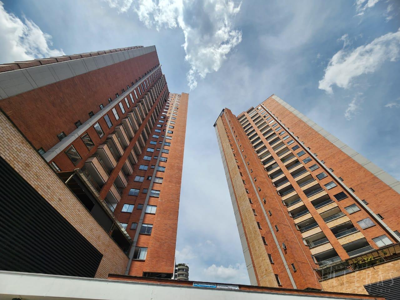 Sector Santa María de los Ángeles, piso alto con hermosa vista - Miniatura 2