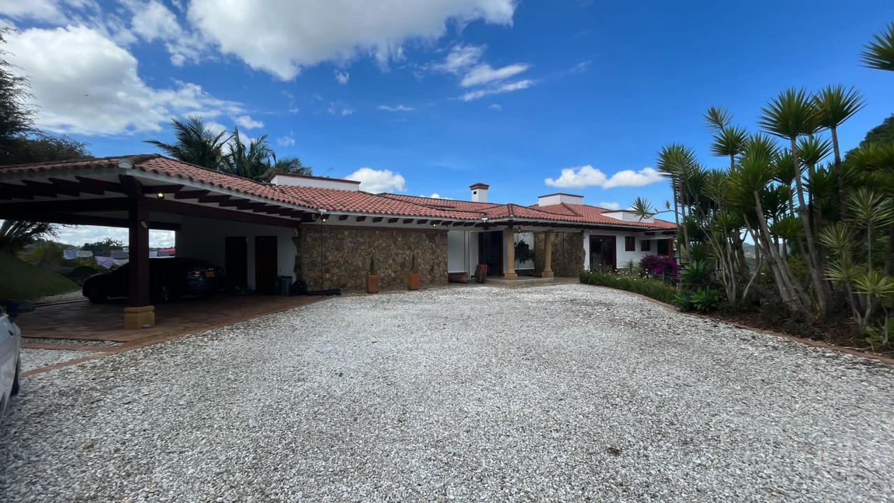 Sector Loma del Escobero, lujosa casa con grandes zonas verdes - Miniatura 4