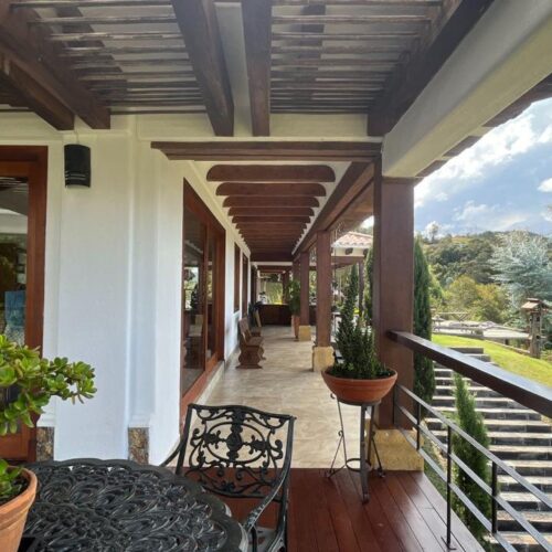 Sector Loma del Escobero, lujosa casa con grandes zonas verdes - Miniatura 11