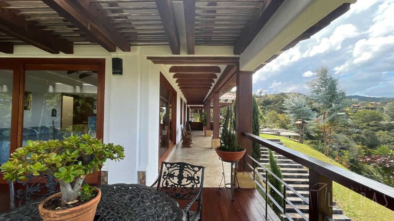 Sector Loma del Escobero, lujosa casa con grandes zonas verdes - Miniatura 10