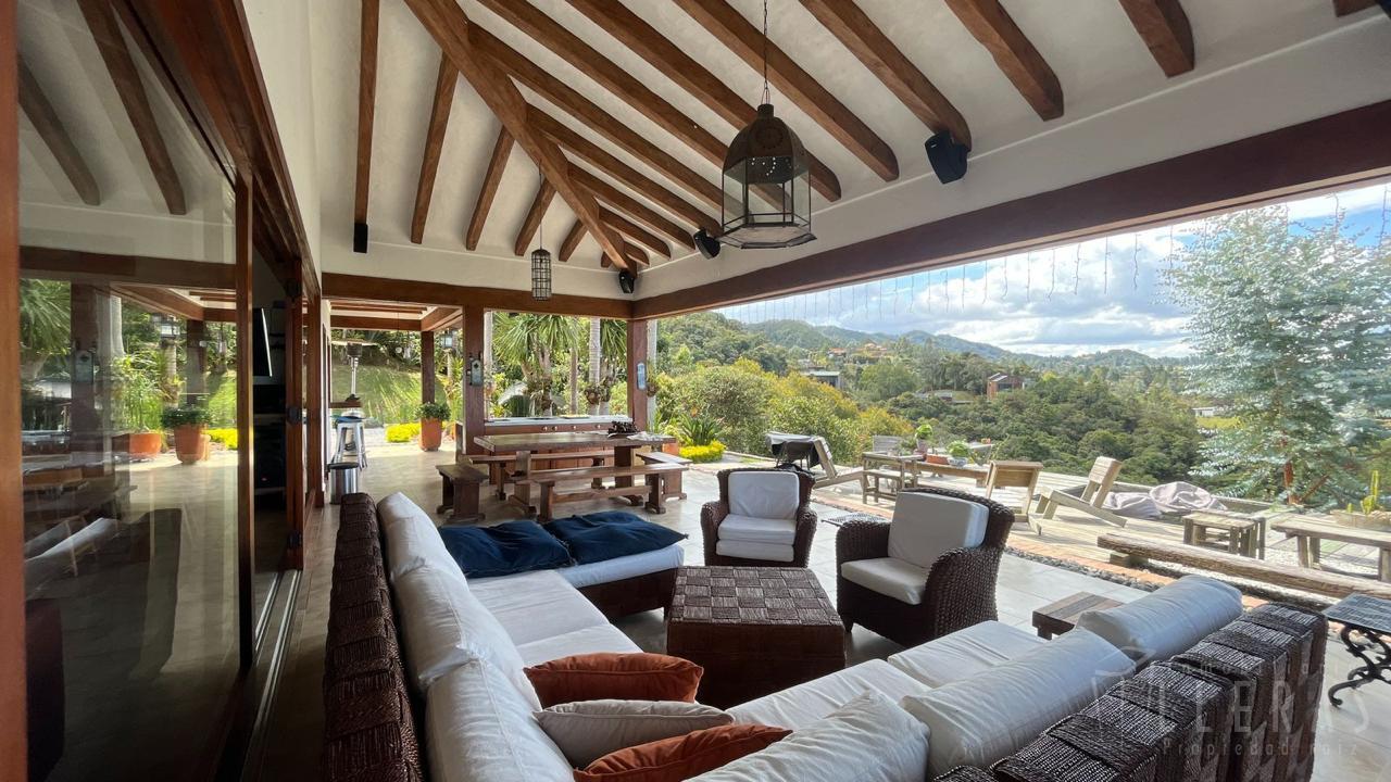 Sector Loma del Escobero, lujosa casa con grandes zonas verdes - Miniatura 14