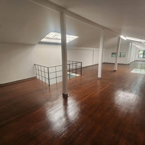 Sector Belen Porvenir, casa comercial remodelada con amplios espacios y parqueadero privado - Miniatura 11