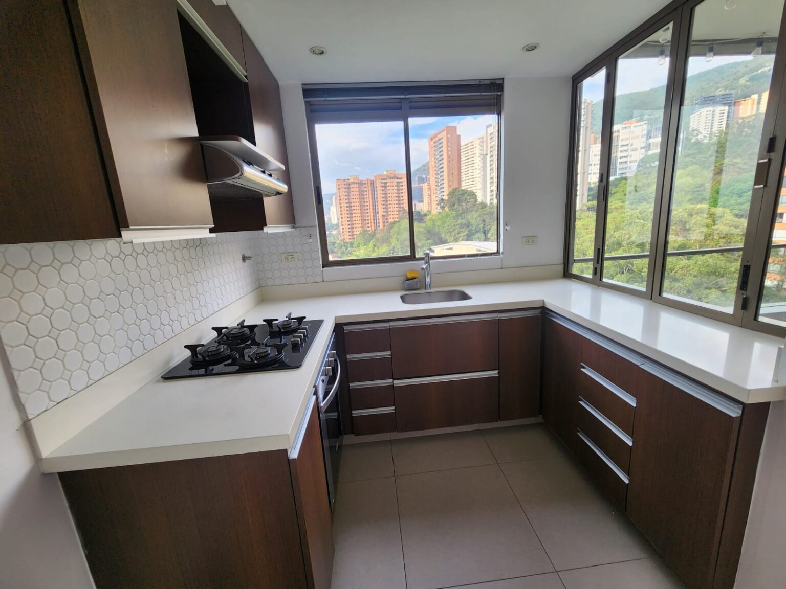Sector Los Balsos, apartamento con hermosa vista a Medellín - Miniatura 2