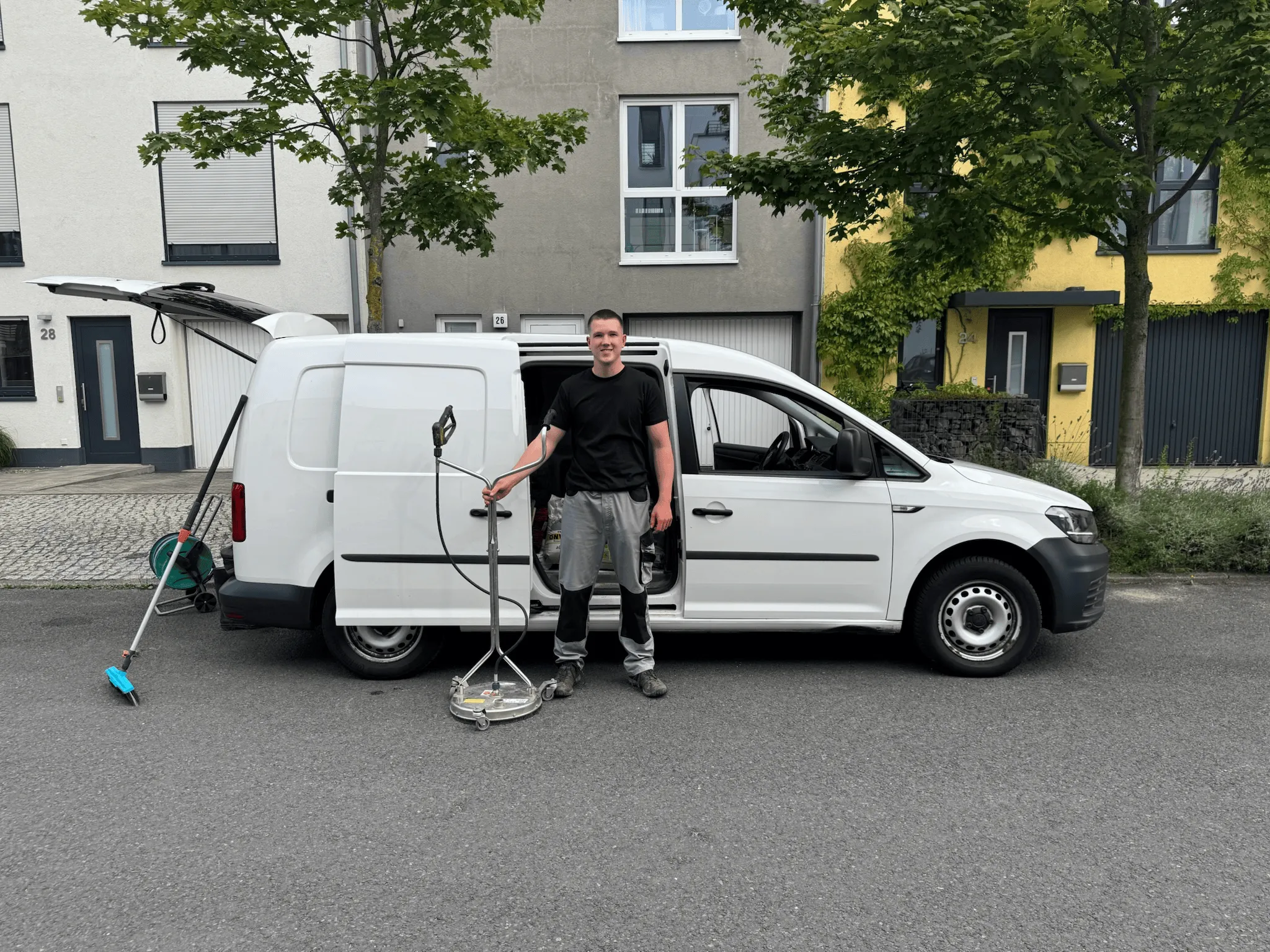 Mitarbeiter von ramdohr Steinreinigung posiert vor Firmenwagen