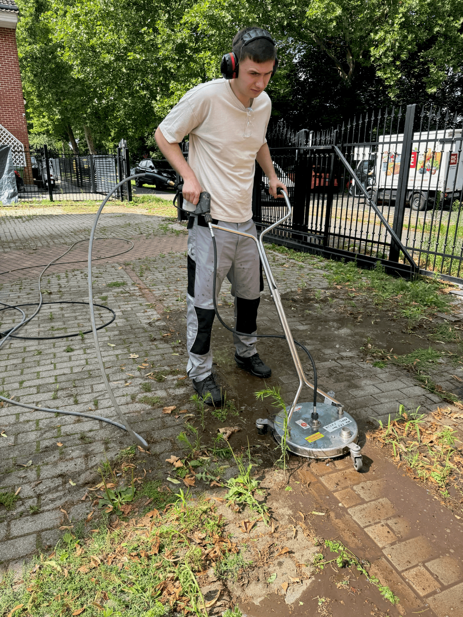 Mitarbeiter von Ramdohr Steinreinigung putzt Steinboden mit Reinigungsgerät