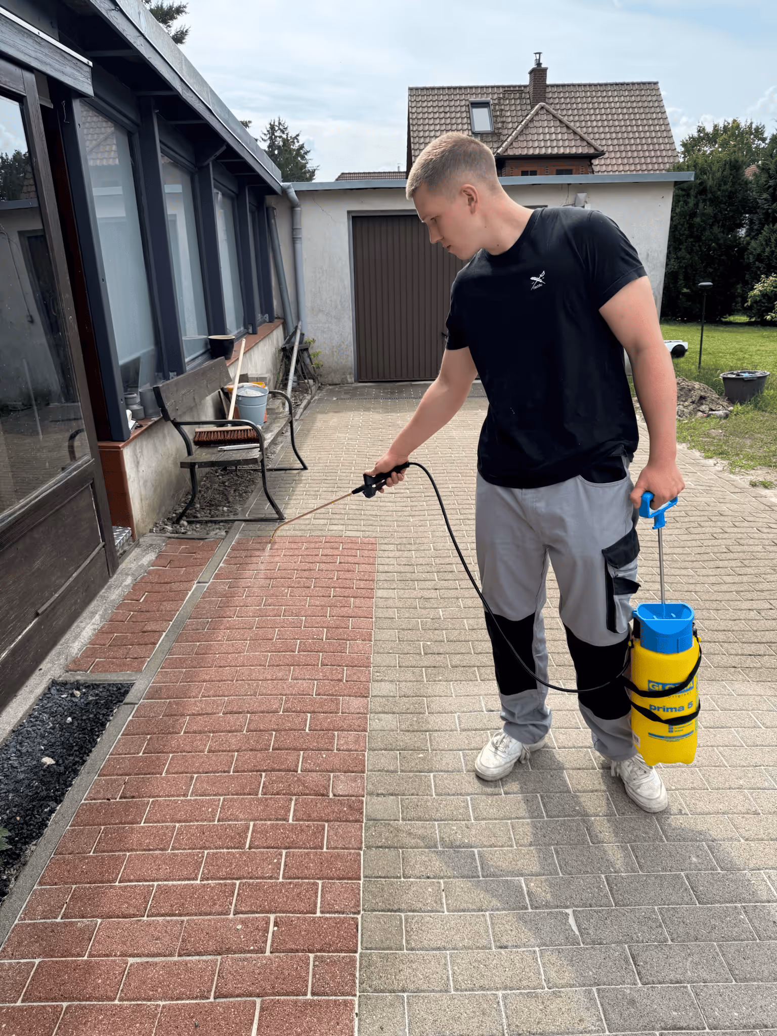 Mitarbeiter von Ramdohr Steinreinigung putzt Steinboden mit Reinigungsgerät