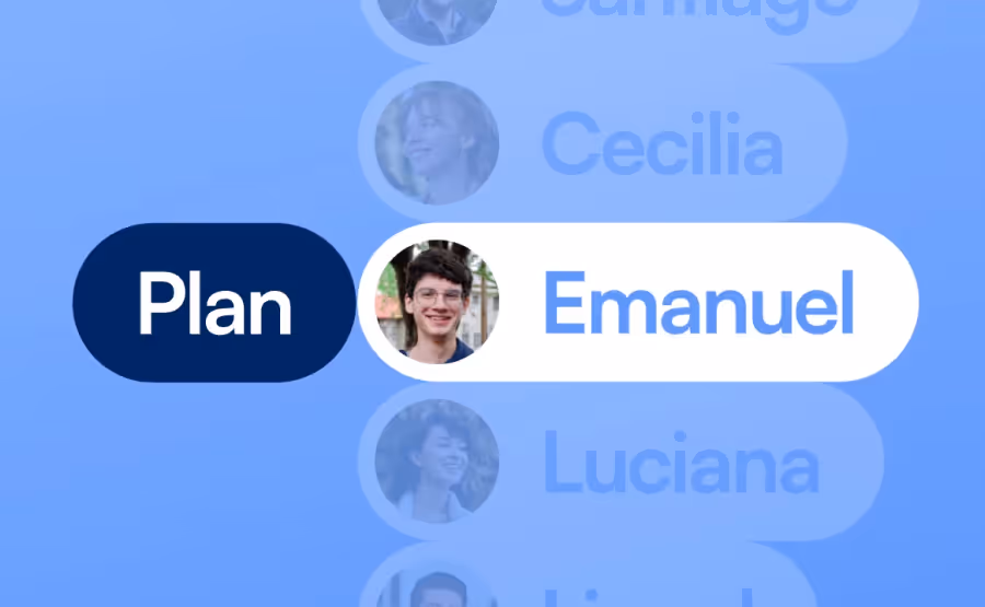 Lista de contactos con nombres y fotos sobre un fondo azul claro
