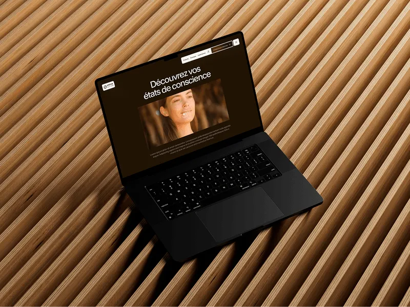 Présentation de la boutique Dream Machine sur Macbook, design e-commerce immersif avec éléments 3D et transitions.
