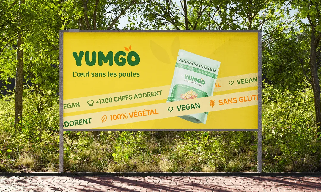 Mise en situation d'un panneau publicitaire avec la nouvelle direction artistique.