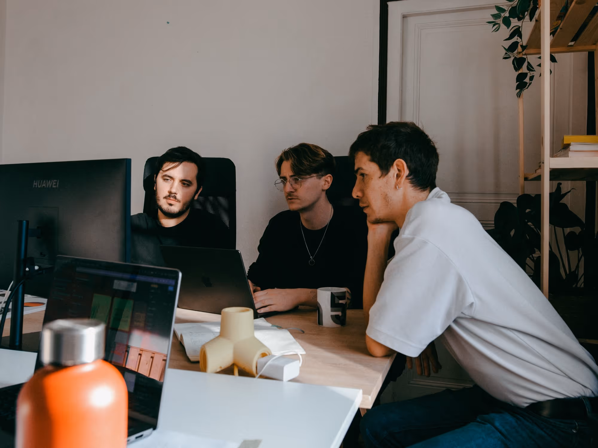 Portrait d’équipe de l’agence super serif, studio de design spécialisé en identité visuelle et UX/UI