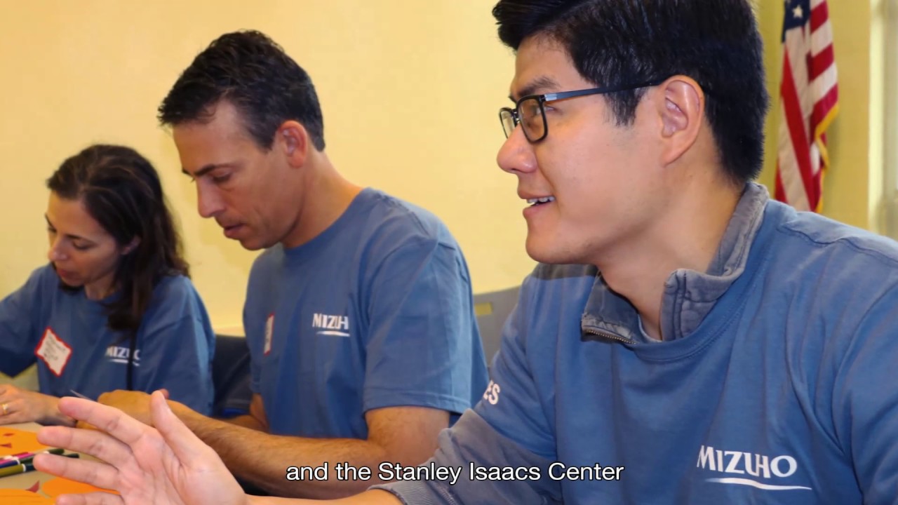 Employees Roll Up their Sleeves at Mizuho Volunteer Day