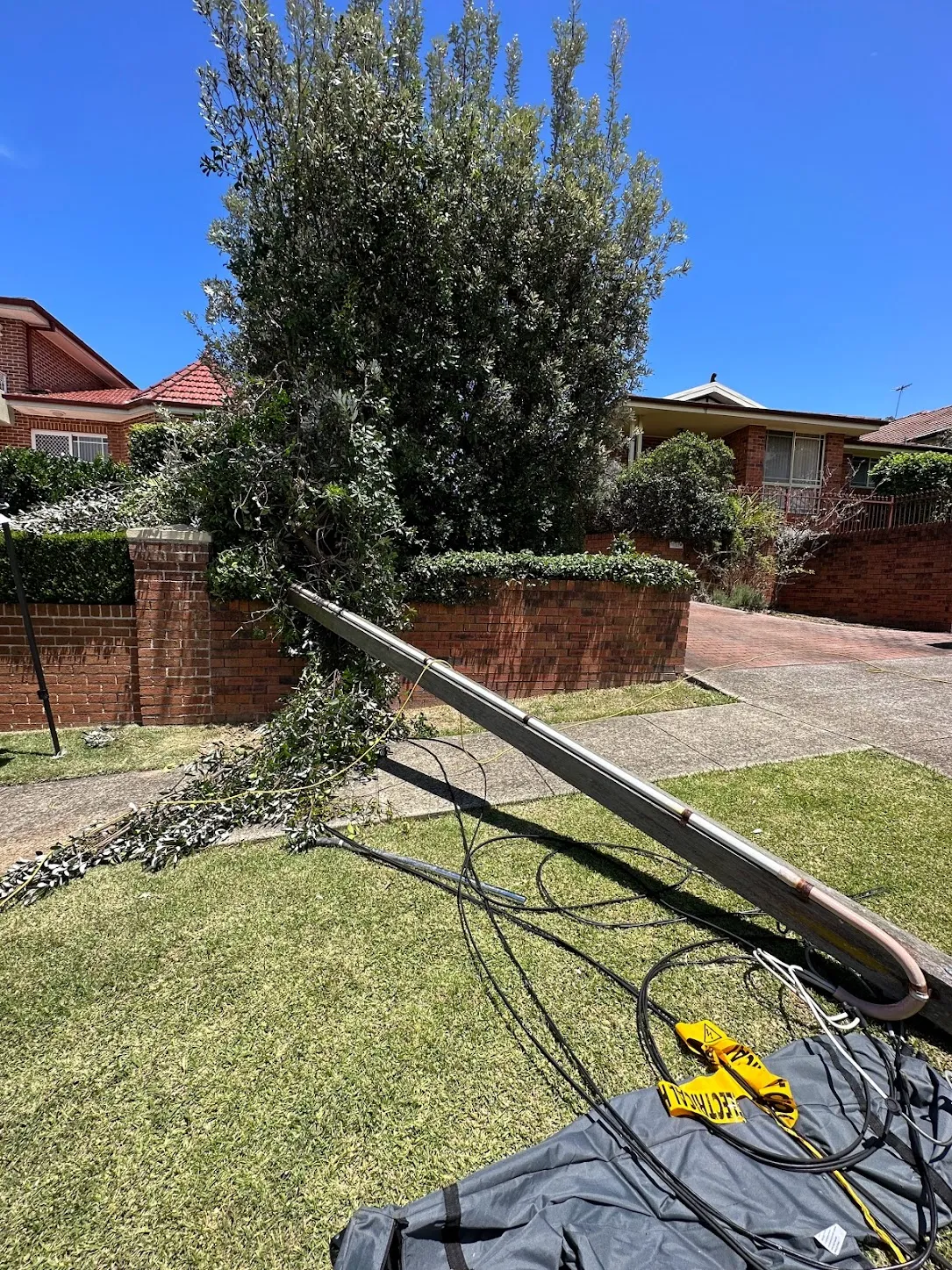 Defect pole fall down