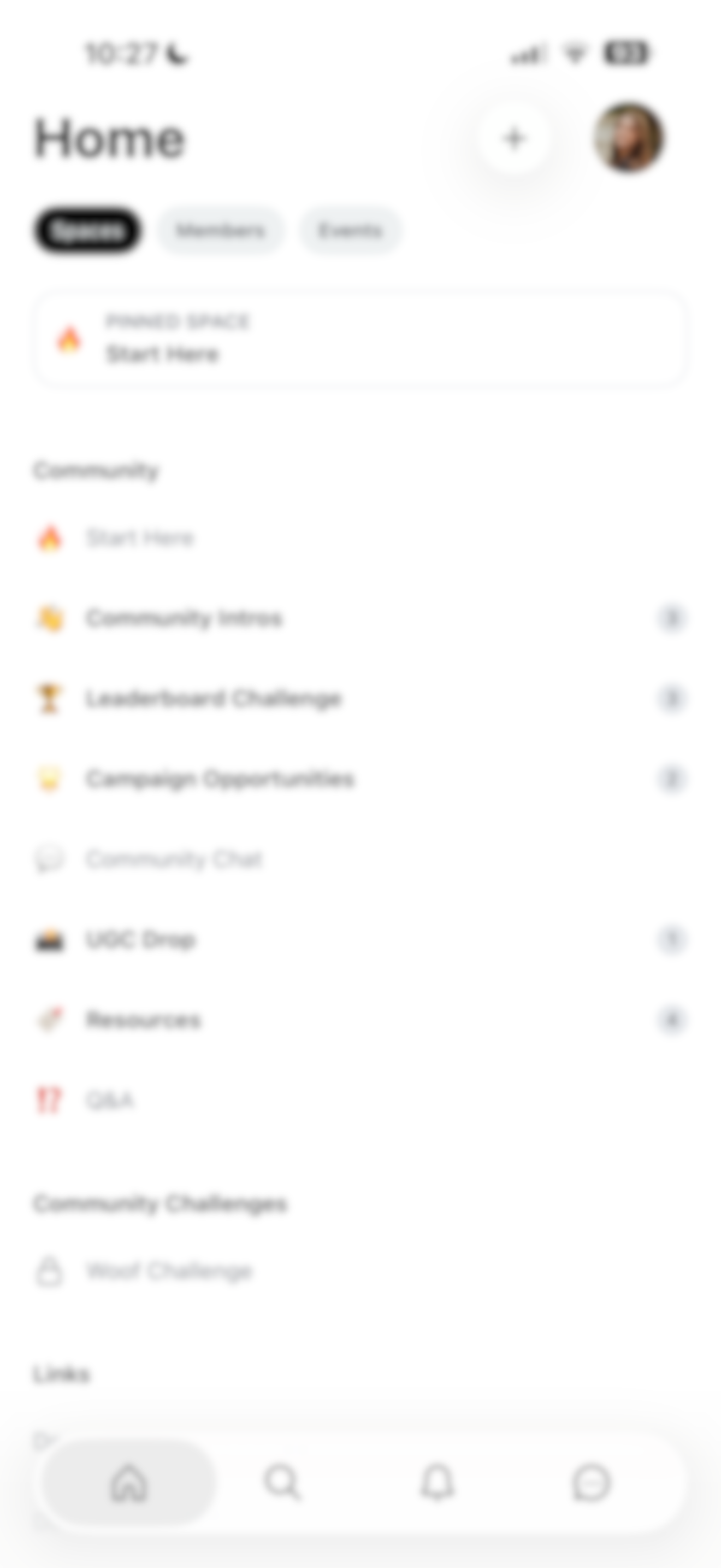 Mobile app home screen showing community spaces, challenges, and navigation icons at the bottom.