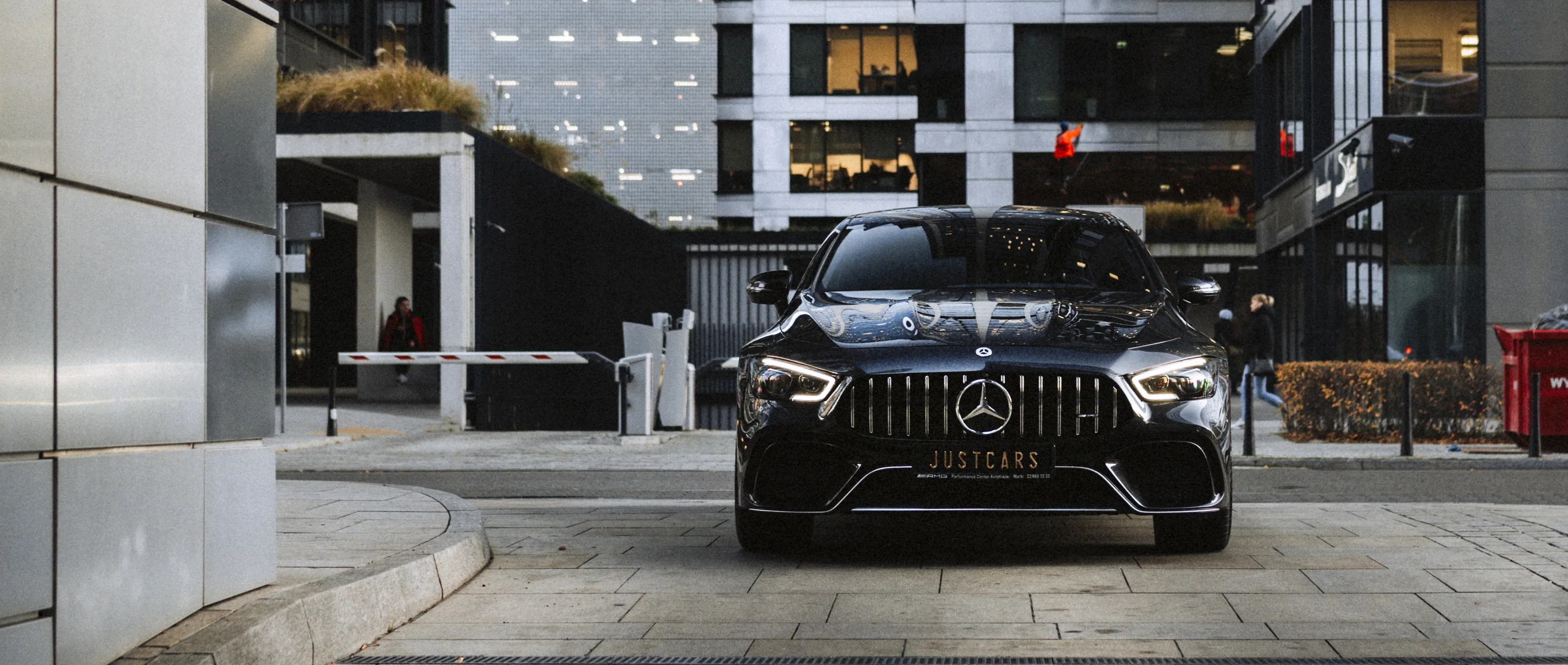 Czarny Mercedes-AMG GT 63 z floty JustCars Premium Rent na ulicy w Warszawie