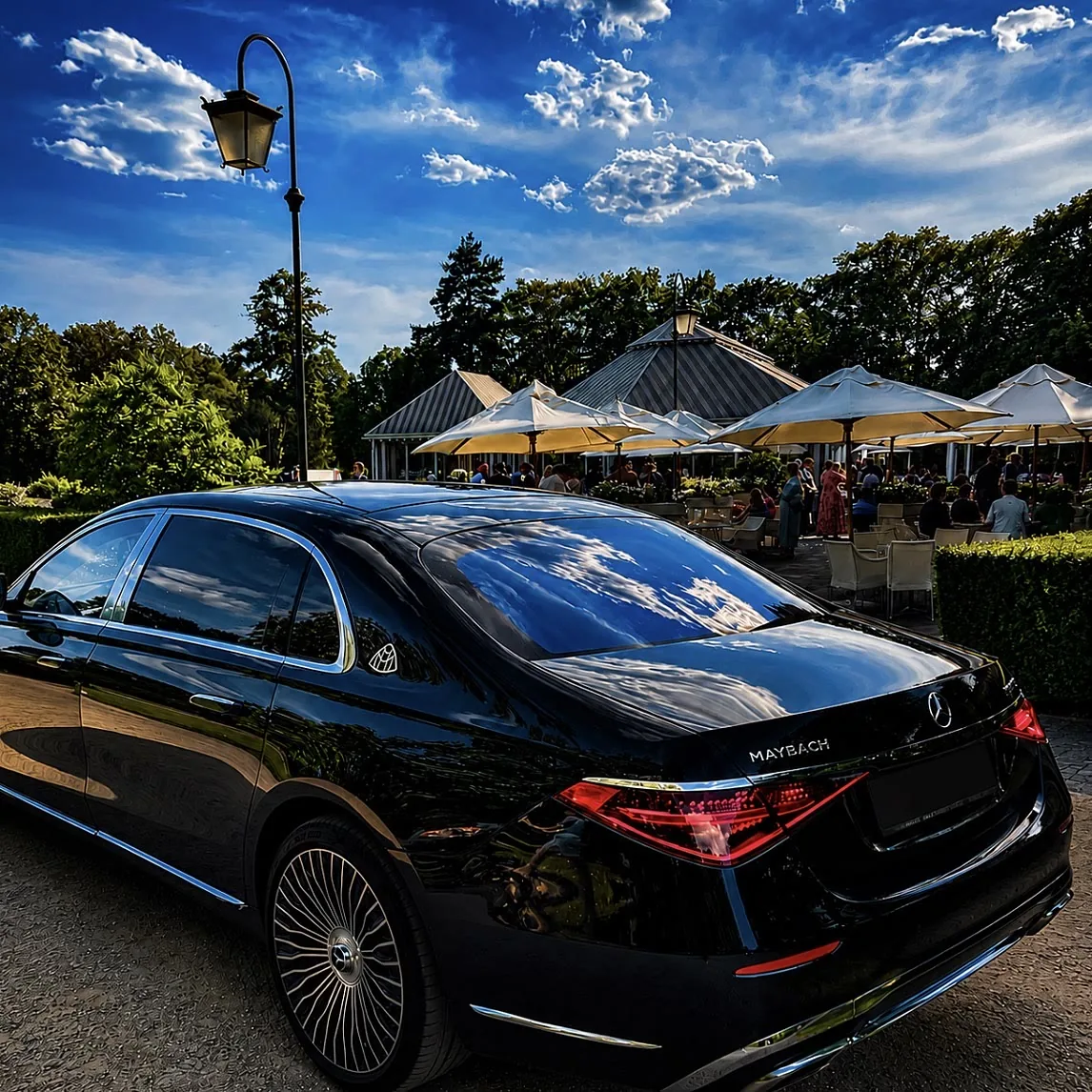 Mercedes-Maybach przed ogrodem restauracji