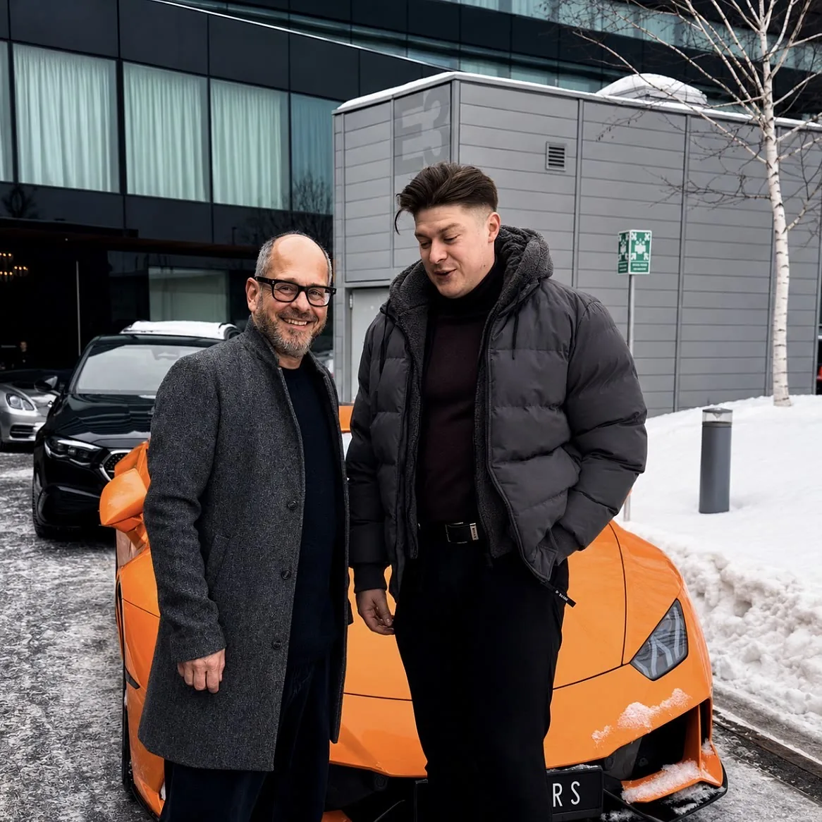 Klienci przy pomarańczowym Lamborghini Huracán podczas odbioru auta