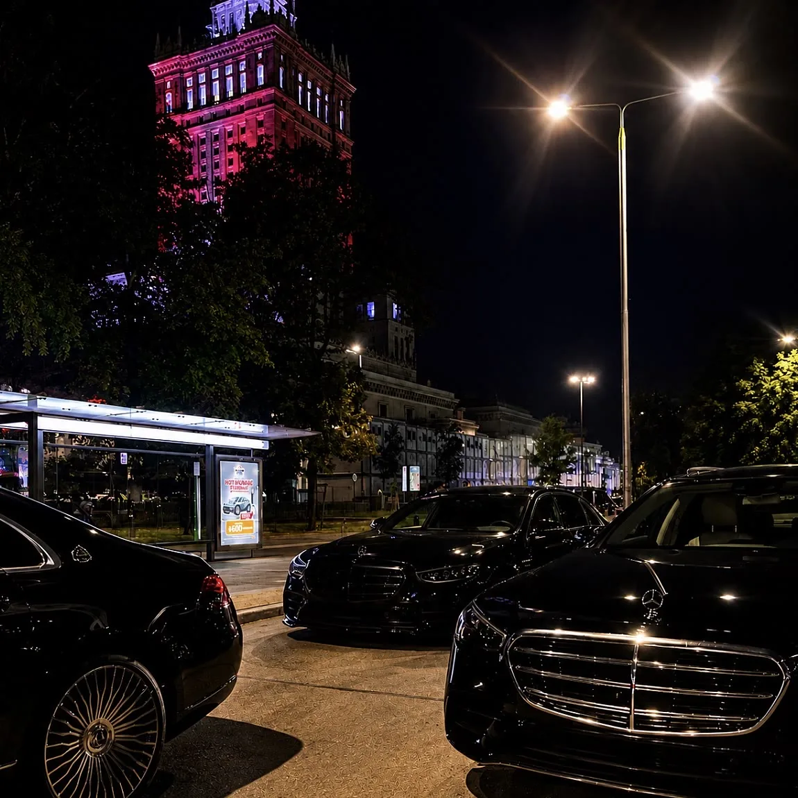Mercedesy S-Klasa nocą w centrum Warszawy