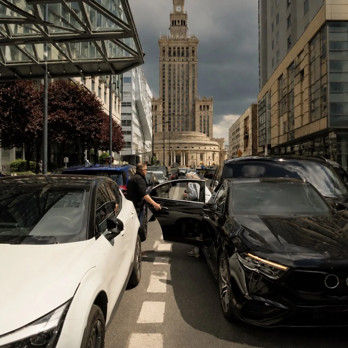 Odbiór auta w centrum Warszawy z Pałacem Kultury w tle