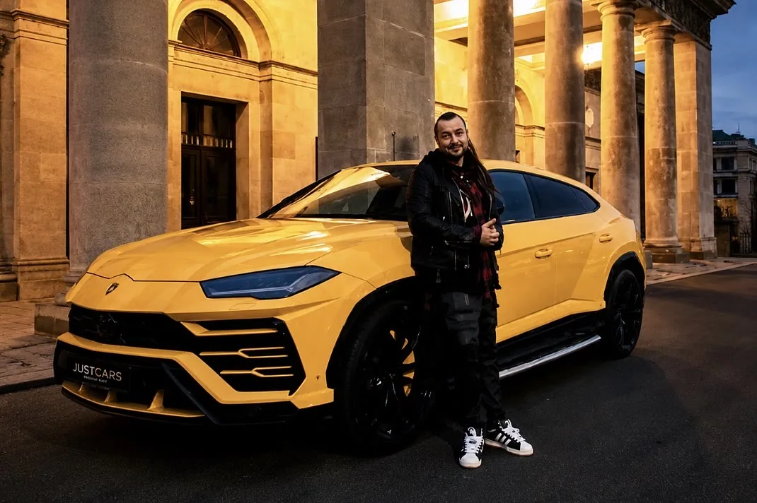 Alek Baron przy żółtym Lamborghini Urus