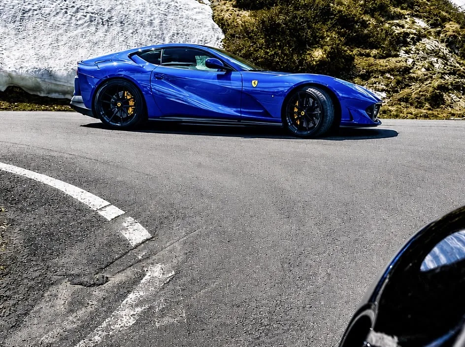 Niebieskie Ferrari na alpejskiej przełęczy podczas wyprawy JustTravel