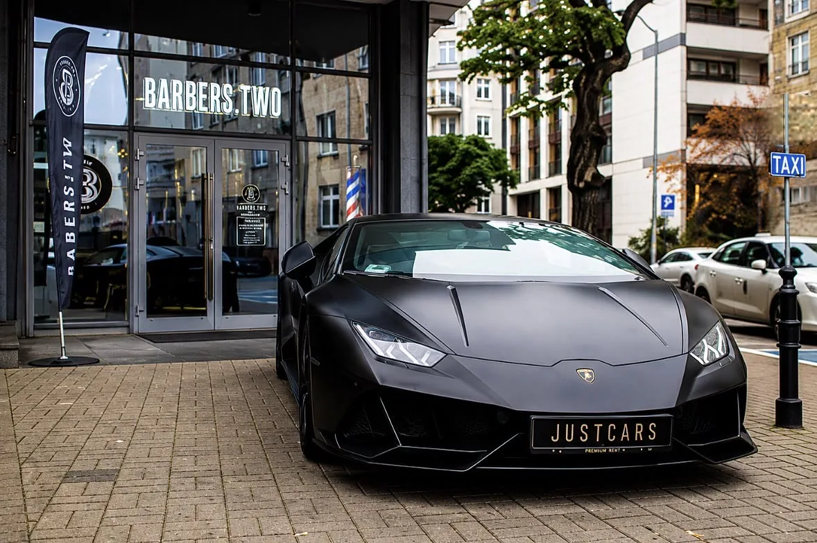 Czarne Lamborghini Huracán EVO przed salonem Barbers.Two