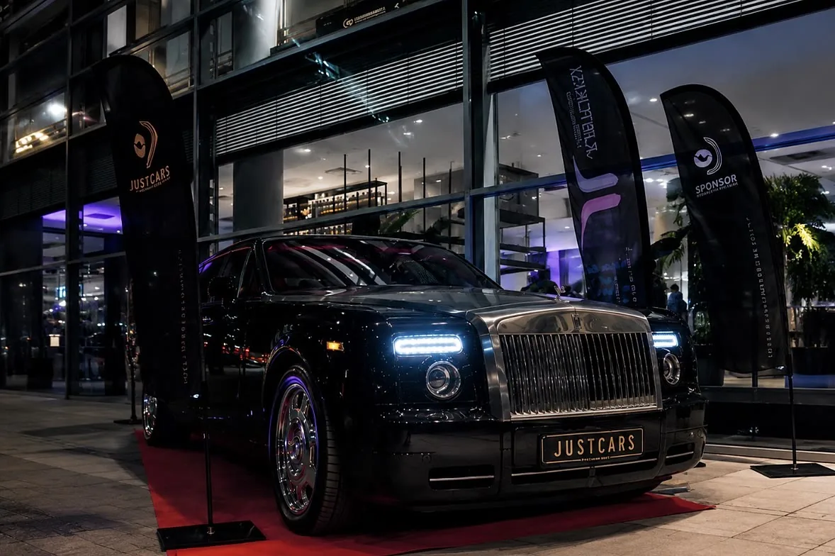 Rolls-Royce Phantom Coupe przed hotelem Radisson Collection Warsaw