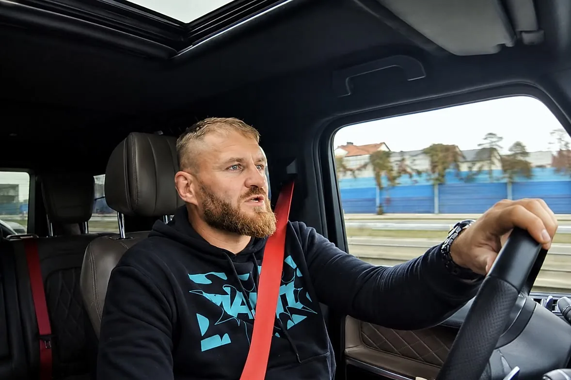 Jan Błachowicz za kierownicą Mercedesa-AMG G700 Brabus