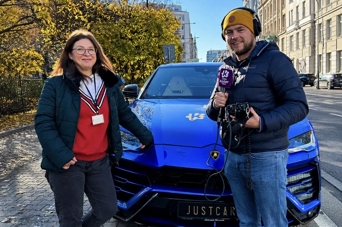 Zespół Radia Kolor przy niebieskim Lamborghini Urus