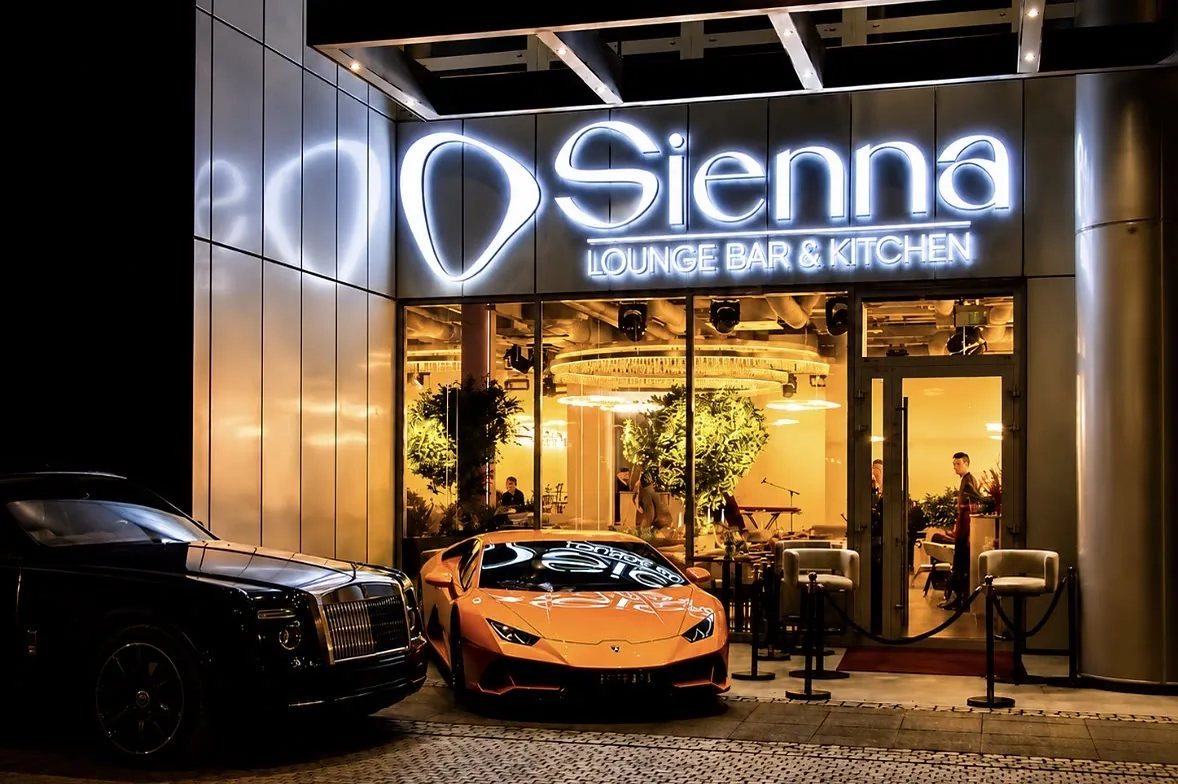 Sienna Lounge Bar & Kitchen z Rolls-Royce’em i Lamborghini przed wejściem