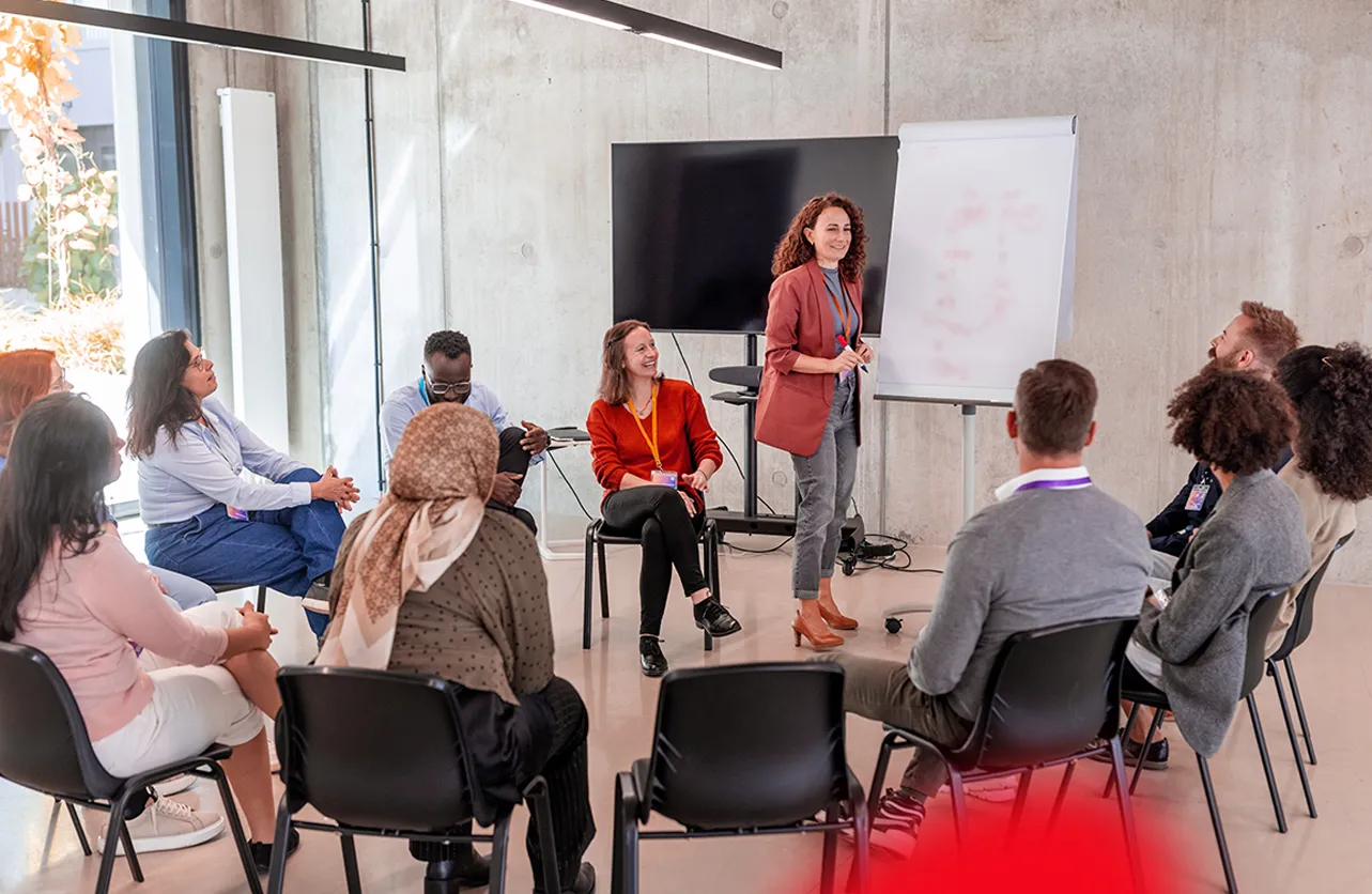 Stuhlkreis mit Menschen, die sich miteinander unterhalten