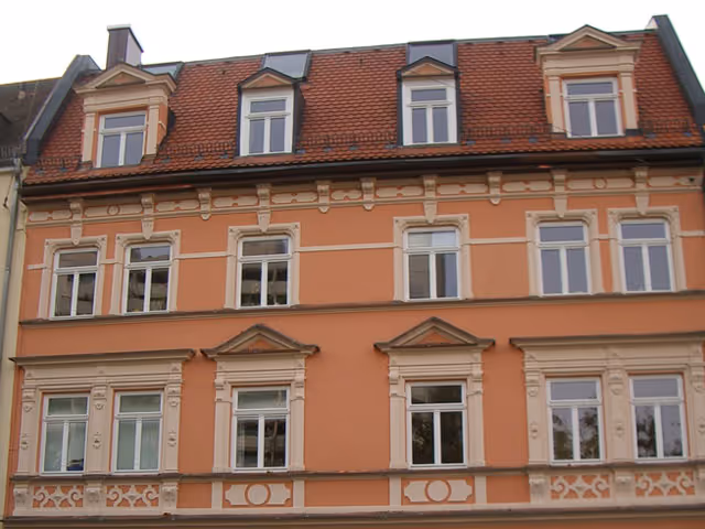Sanierter Altbau mit vier Fensterachsen