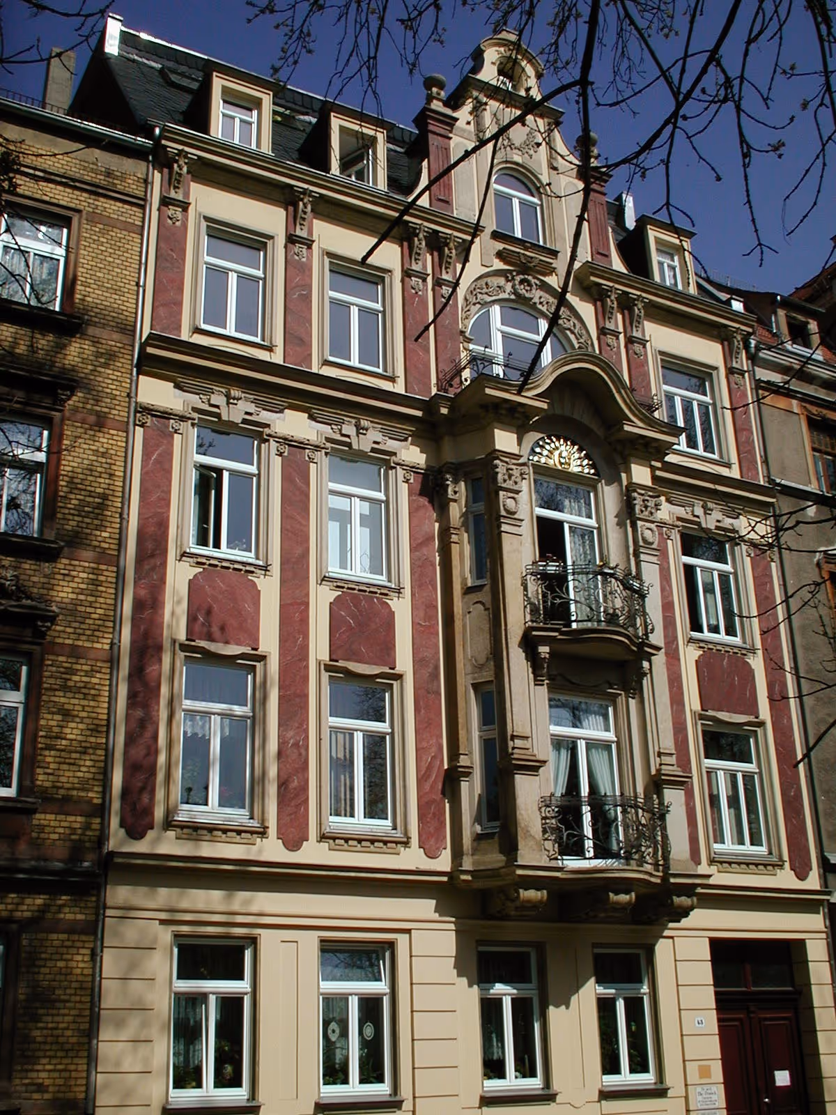 Jugendstilfassade mit Erker und Stuckdekor