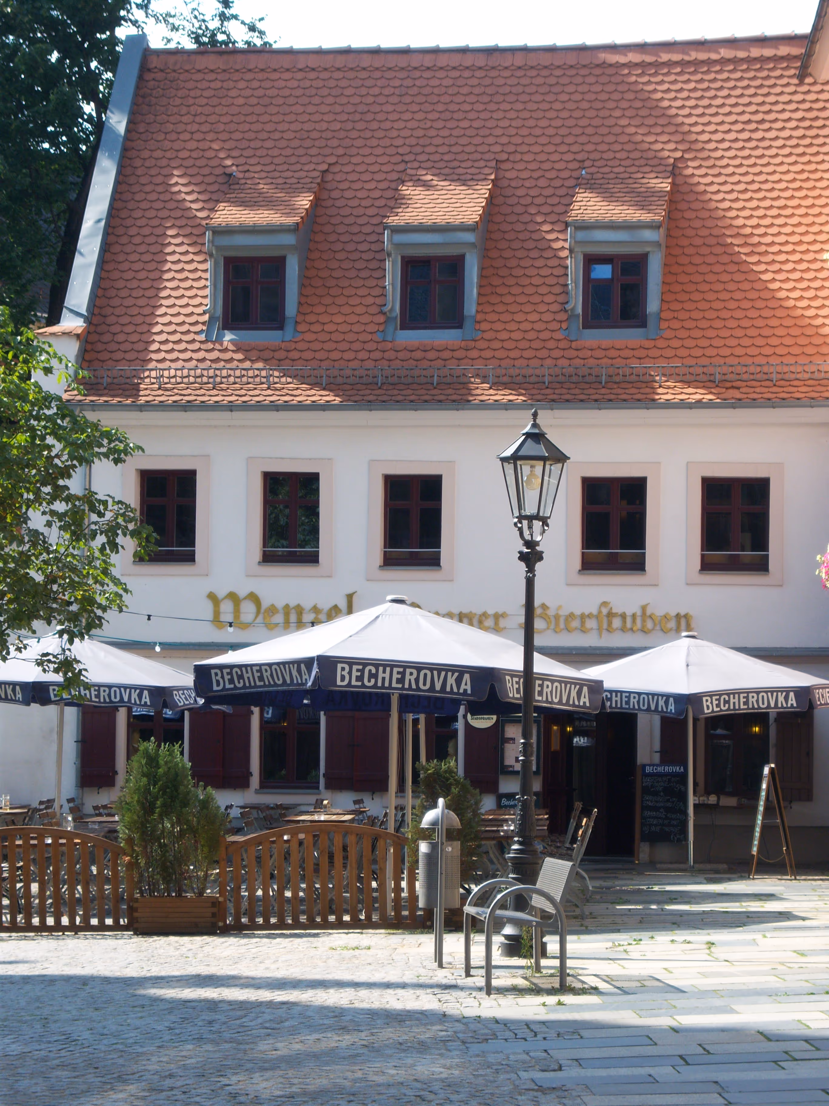 Gastronomiebetrieb mit Terrasse und Satteldach