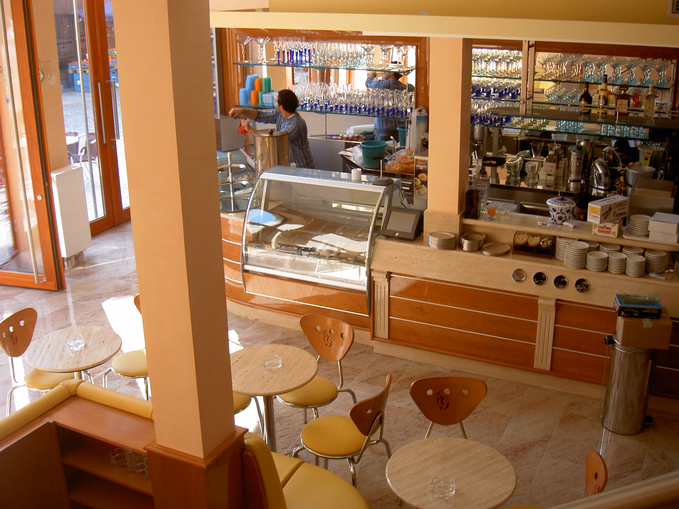 Innenansicht eines hellen Cafés mit Holzstühlen