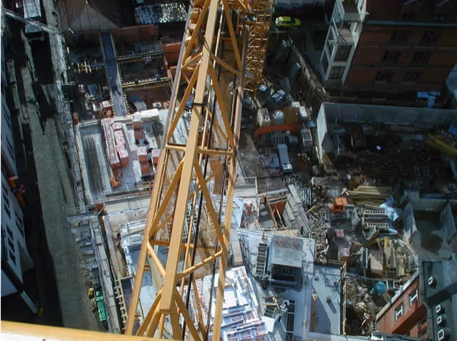 Blick auf eine Baustelle mit Kran