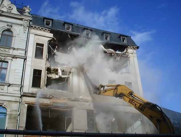 Abbruch eines alten Gebäudes vor Neubau