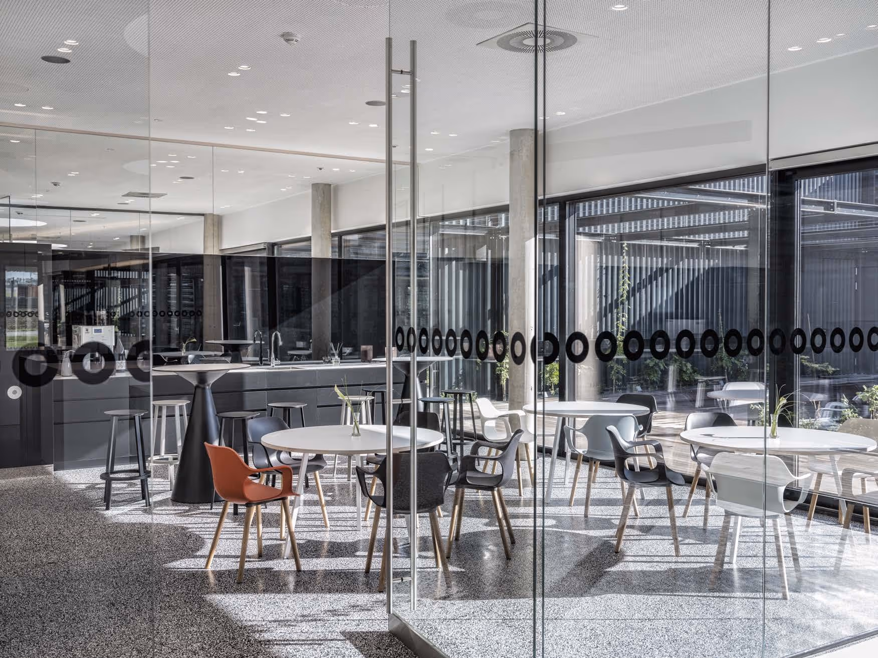 Blick in ein neu ausgebautes, modernes Büro