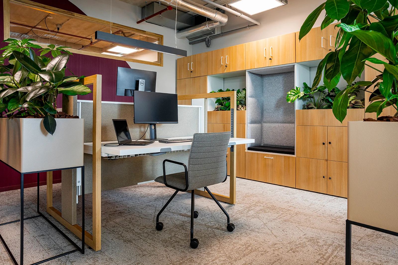 Biophilic Design inrichting kantoor zit sta bureau en houten modulaire kast
