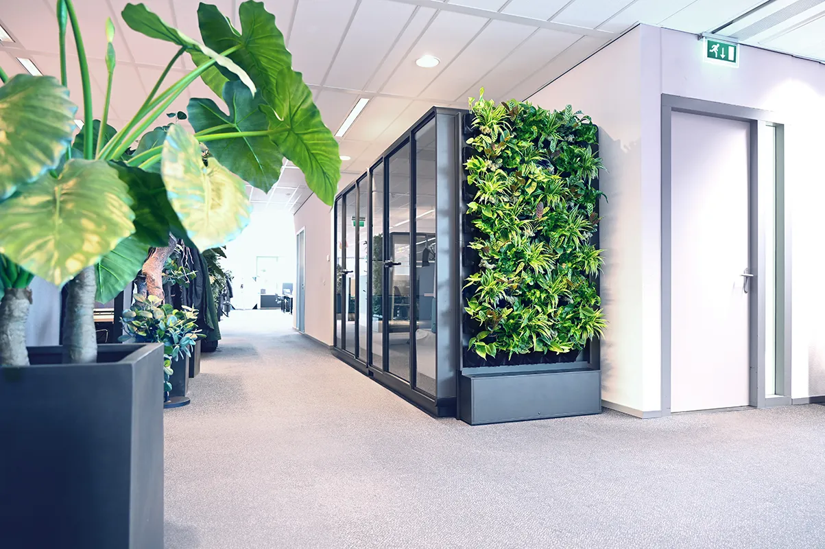 Hushoffice Greenwall akoestische cabine met groene wand met planten
