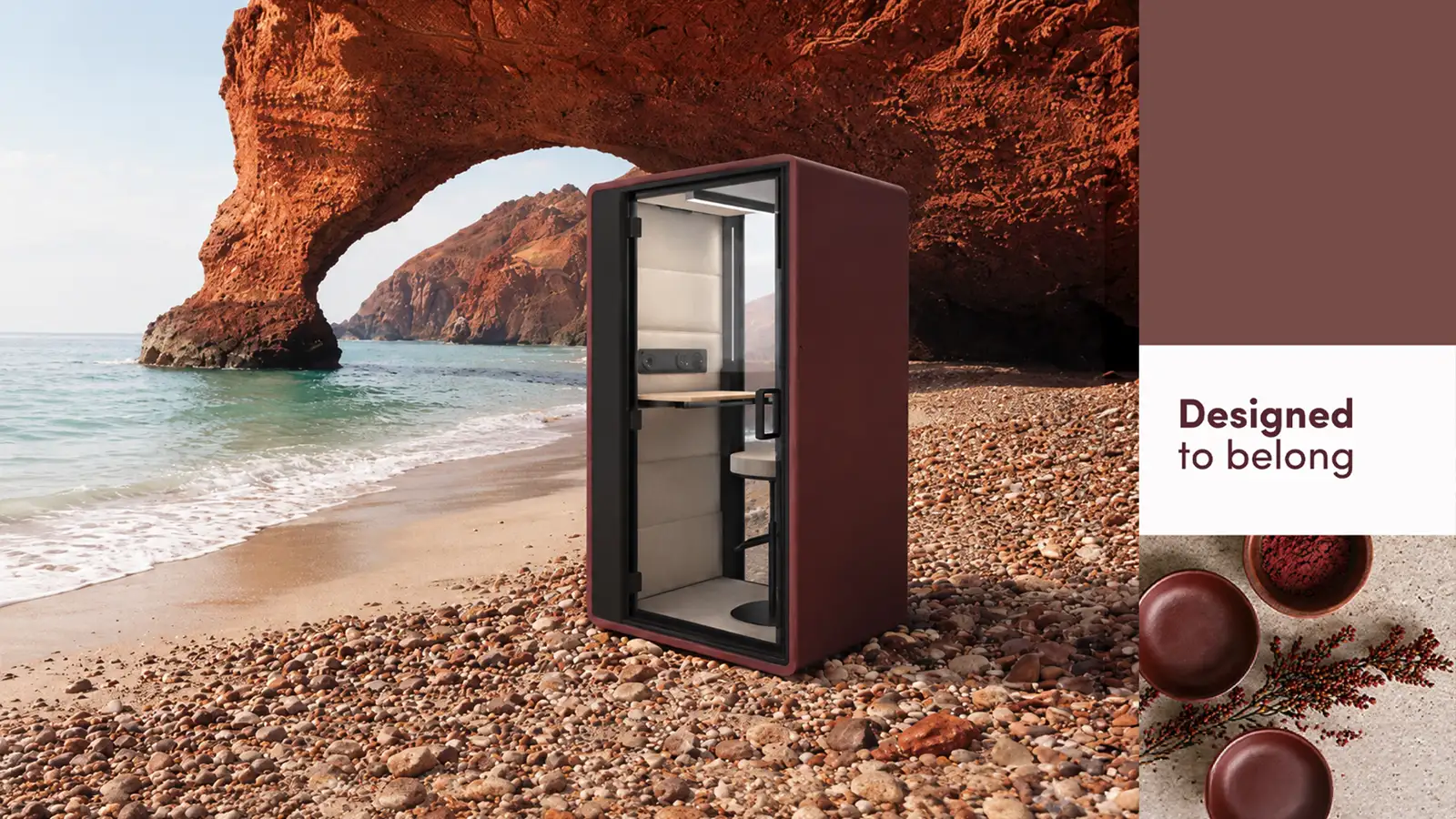 Hushoffice akoestische cabine op een strand met rotsboog, campagnebeeld Designed to belong