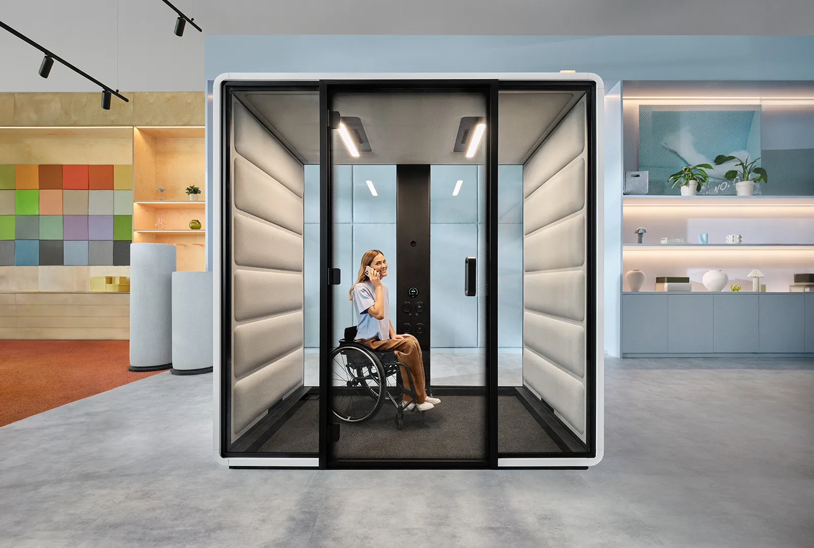 Hushoffice Hushfree Access M premium rolstoelvriendelijke akoestische cabine voor kantoor