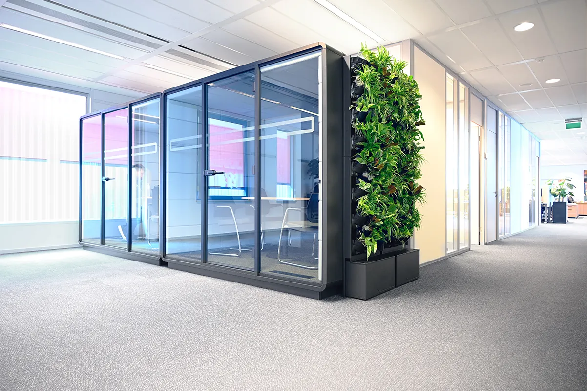 Hushoffice Greenwall groene muur akoestische cabine kantoor voor biophilic design interieur