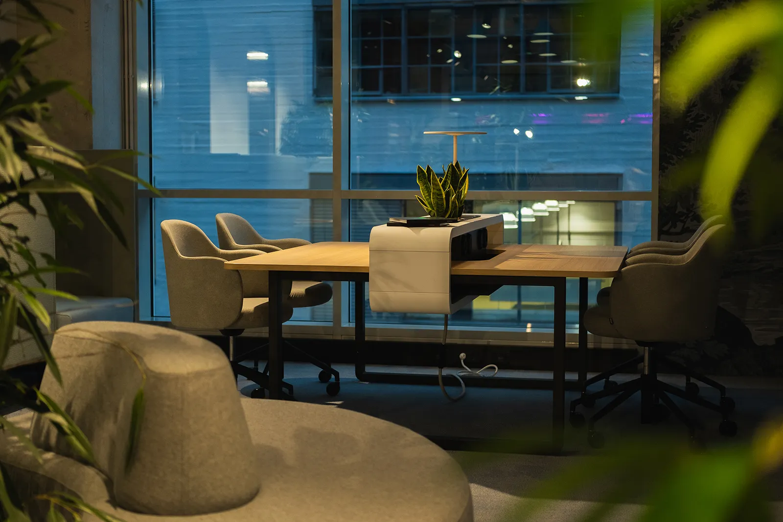 Hushoffice Hushspot hybride flexibele werkplek tafel voor kantoor